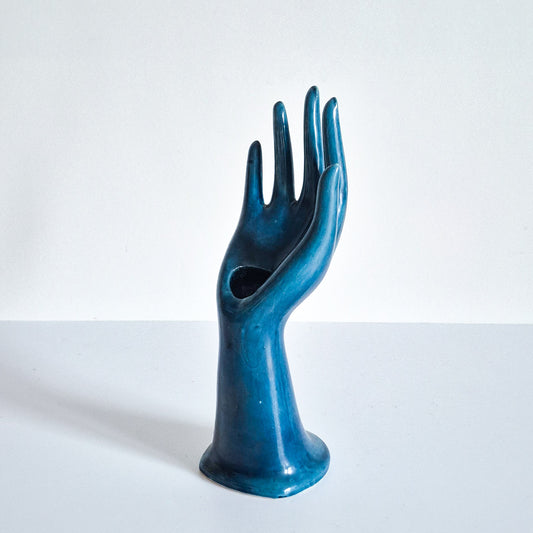 Main baguier, soliflore bleu vintage