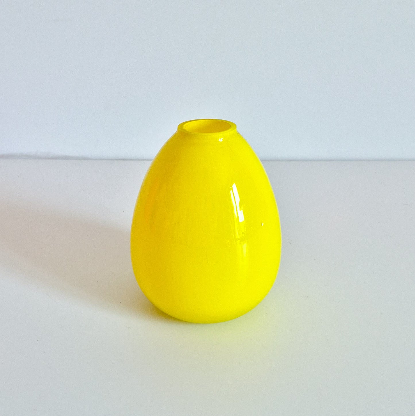 Mini vase jaune en verre soufflé vintage