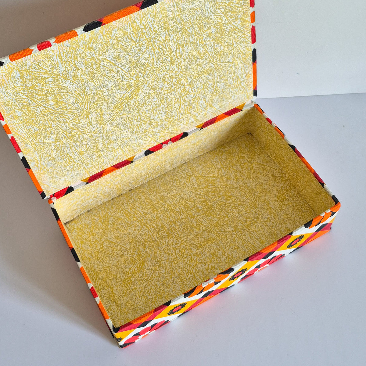 Boite de rangement decor floral 70s