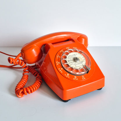Téléphone à cadran orange vintage
