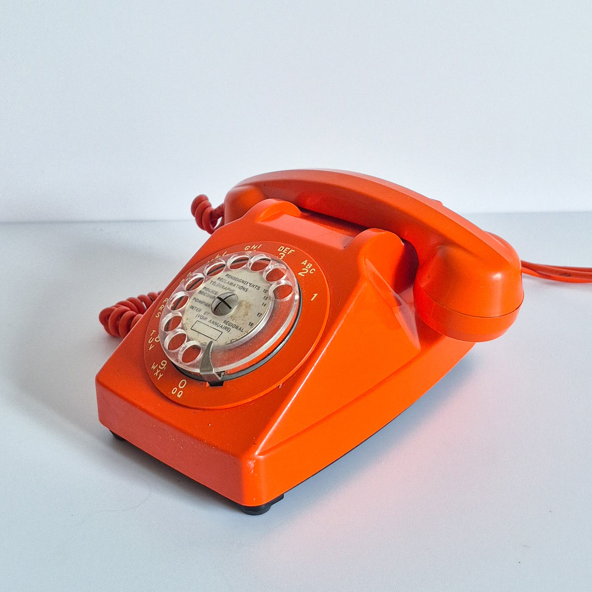 Téléphone à cadran orange vintage