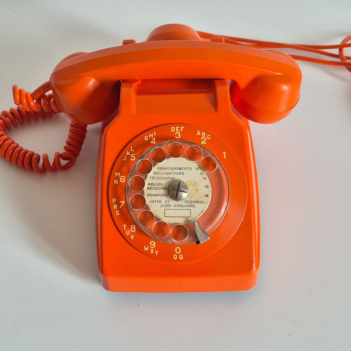 Téléphone à cadran orange vintage