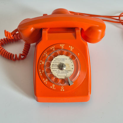 Téléphone à cadran orange vintage