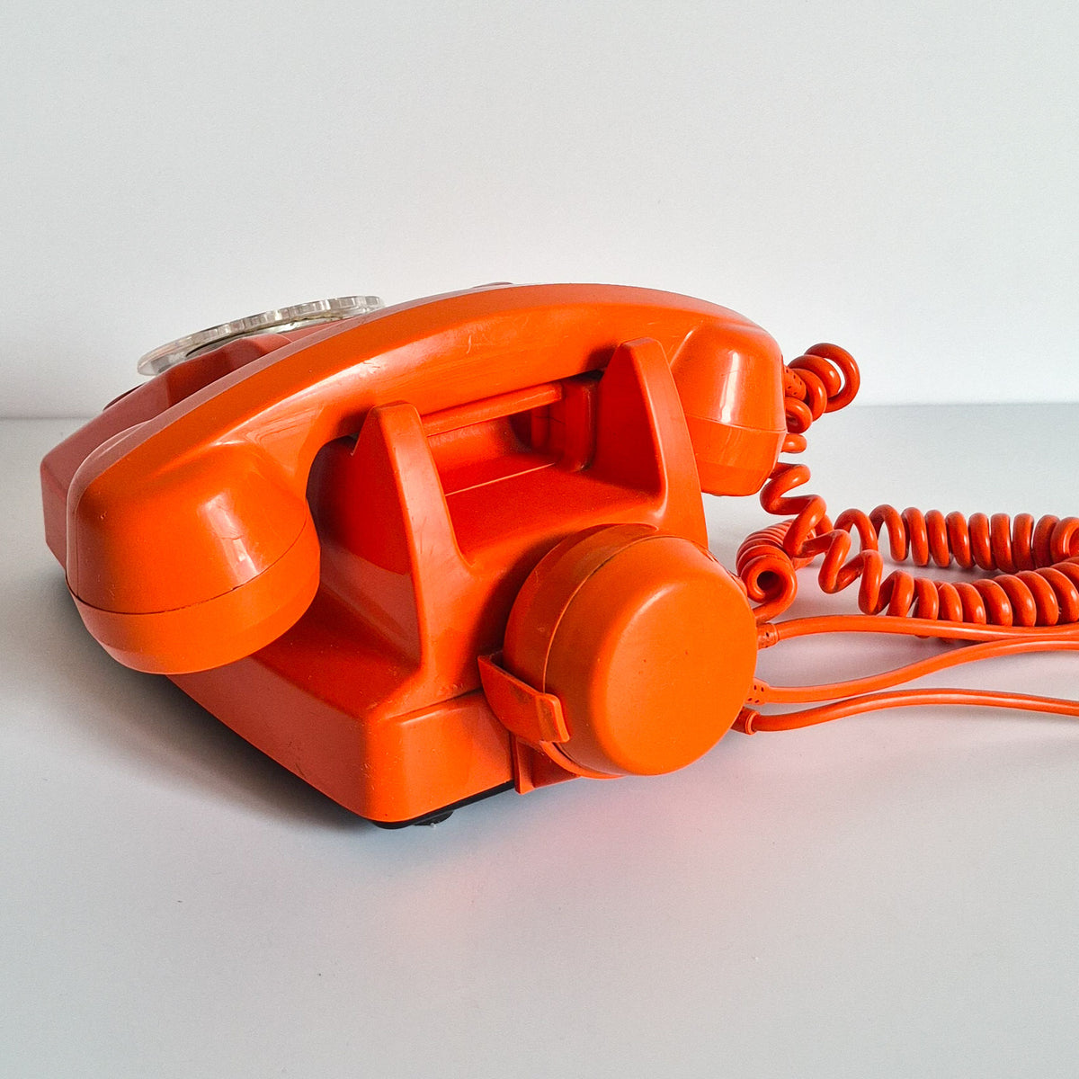 Téléphone à cadran orange vintage