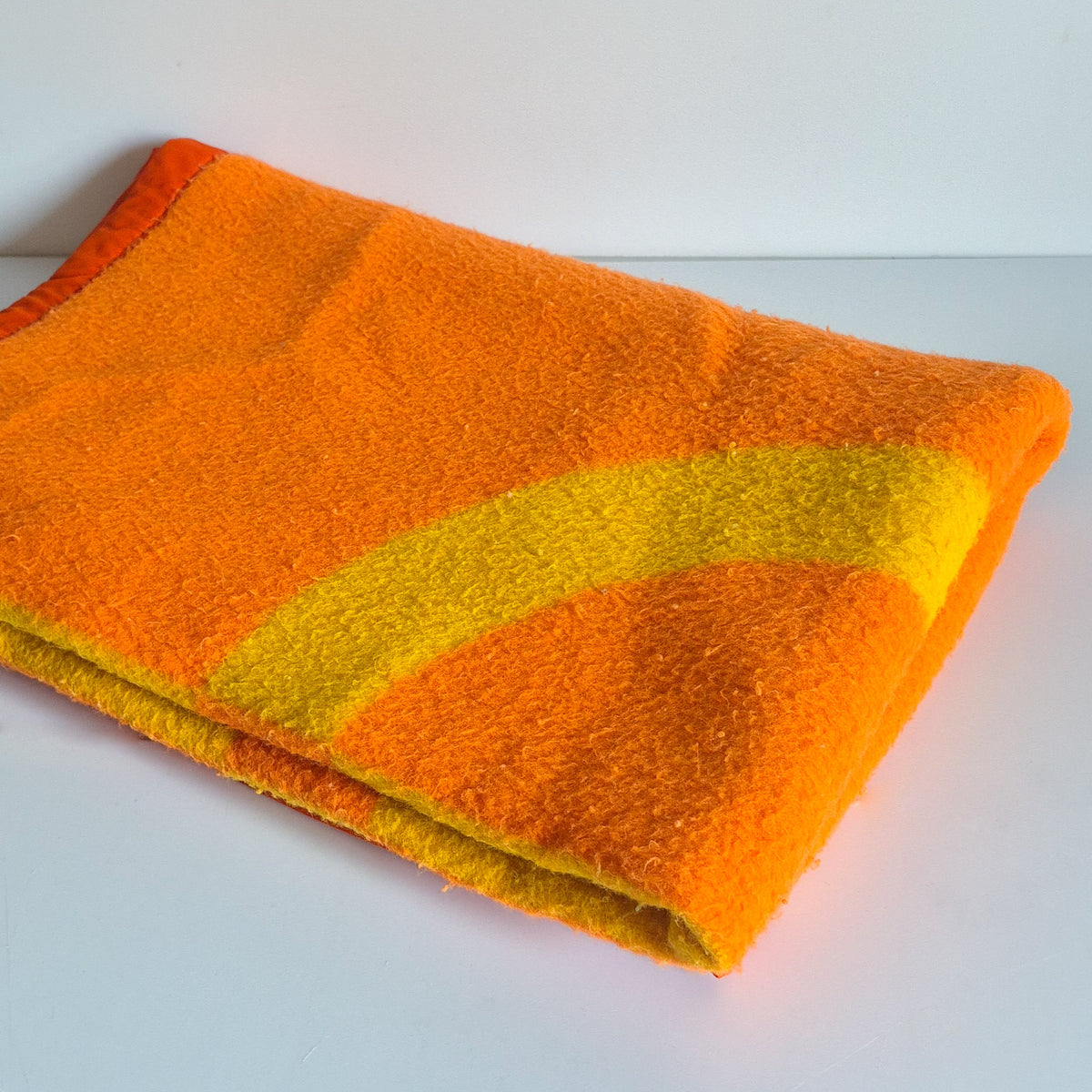 Couverture Dralon orange et jaune vintage