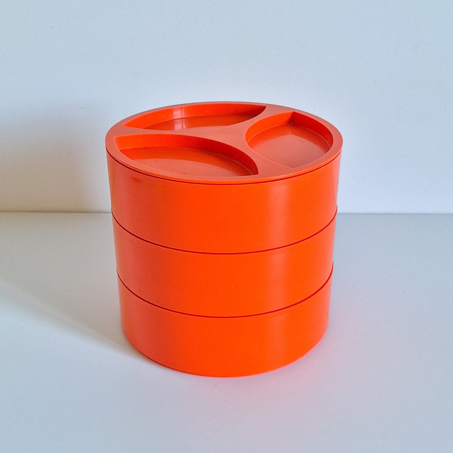Boite de rangement compartimentée orange vintage