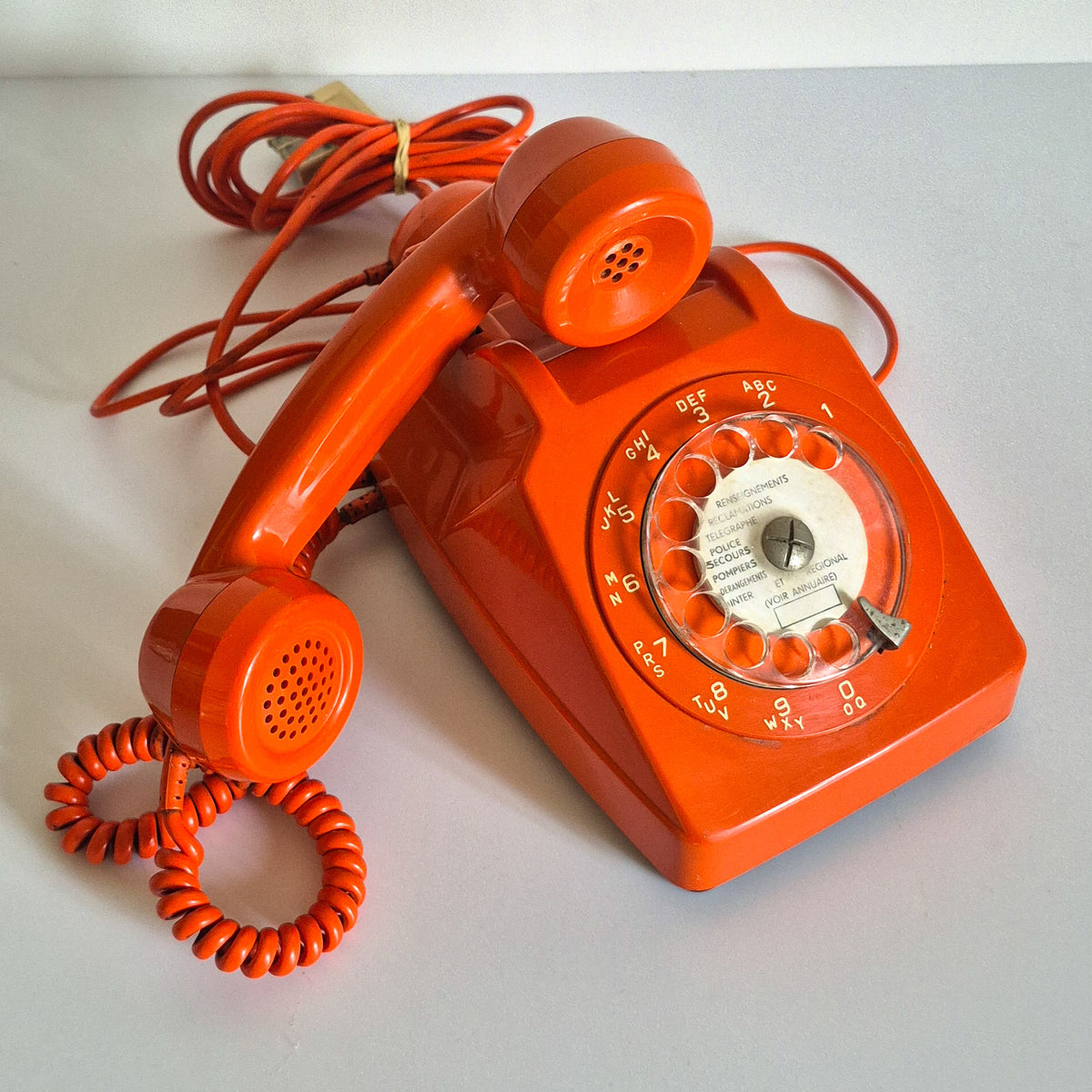 Téléphone à cadran orange vintage