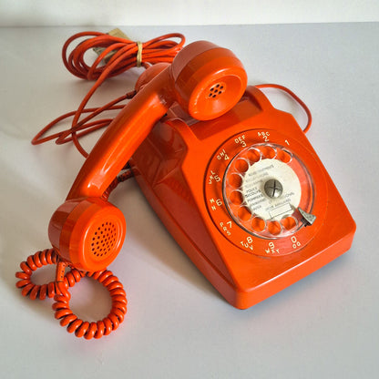 Téléphone à cadran orange vintage