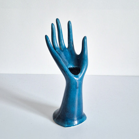 Main baguier, soliflore bleu vintage