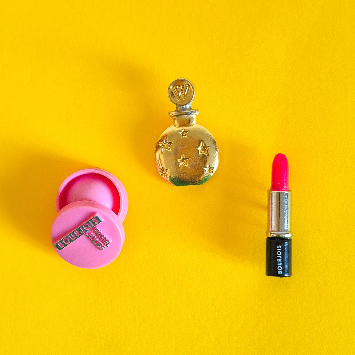 Pin's publicitaire cosmétique vintage - a l'unité