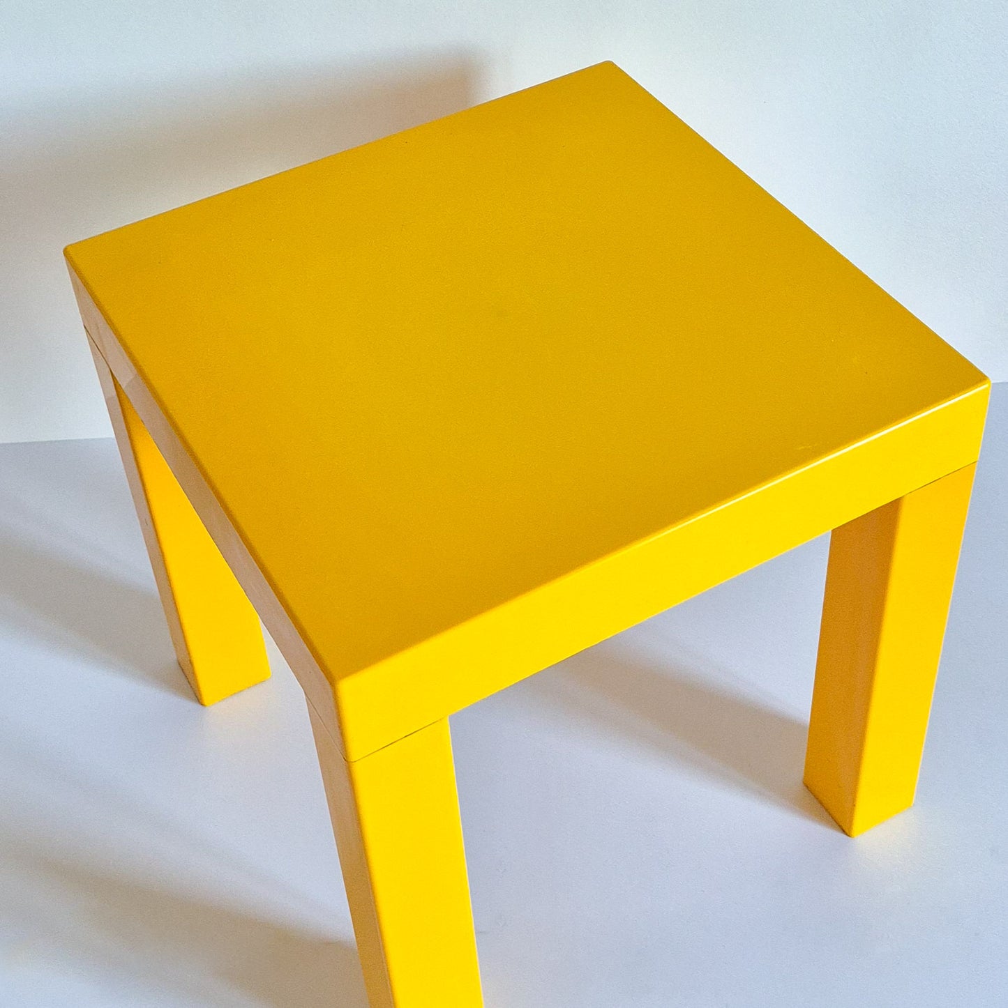 Table d'appoint jaune vintage