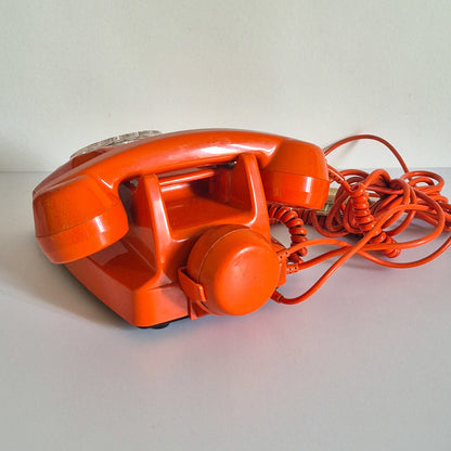Téléphone à cadran orange vintage