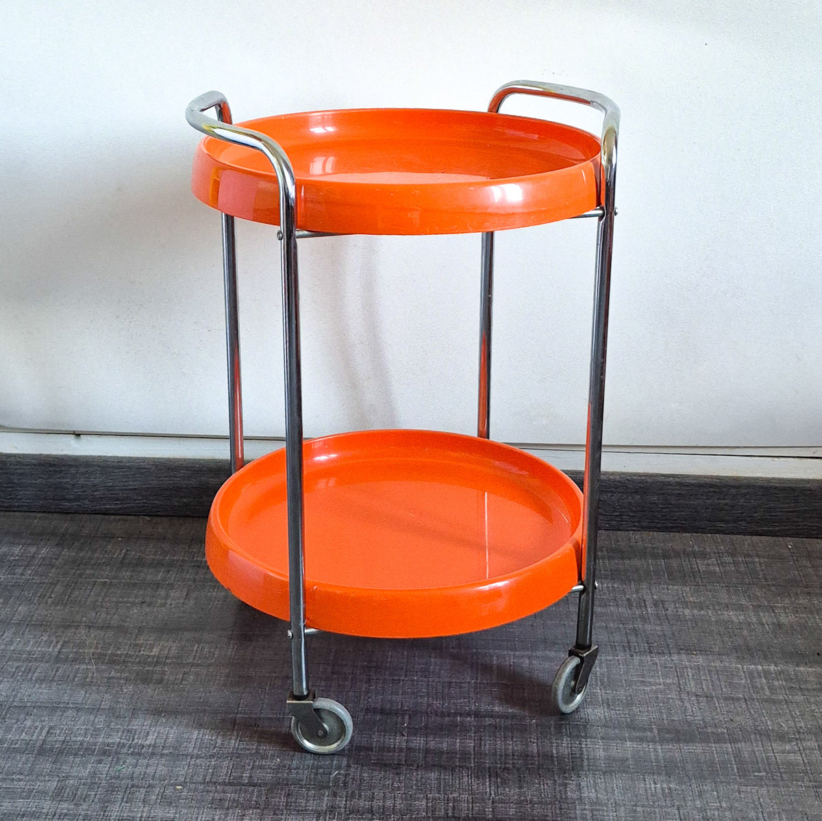 Desserte à roulettes orange vintage