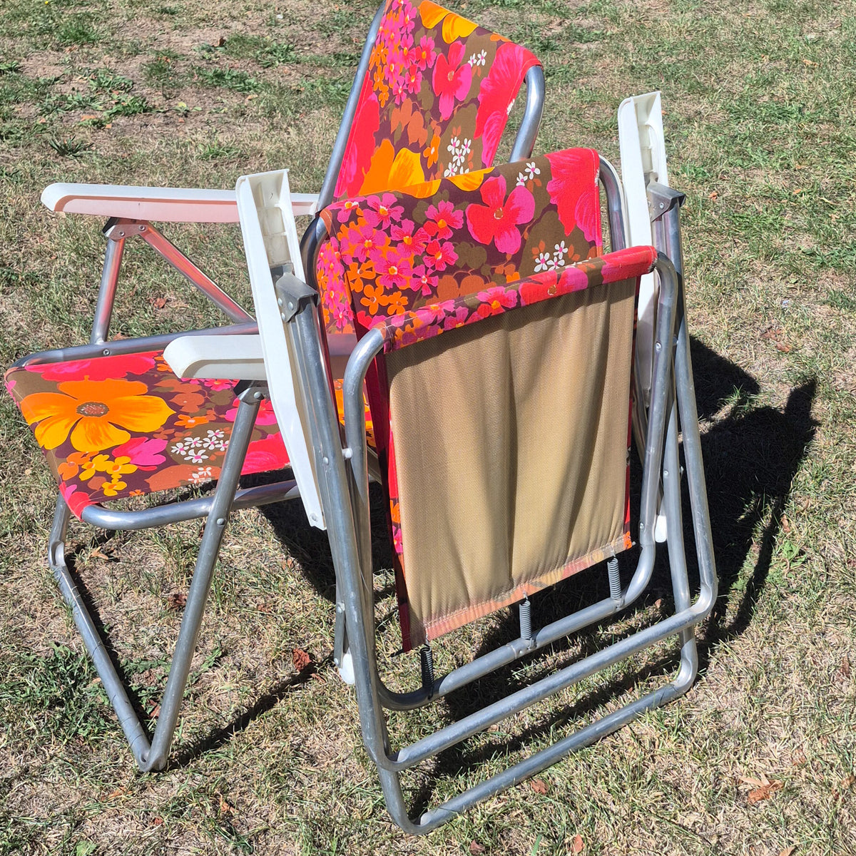 Chaise pliante fleurs orange et rose vintage - à l'unité