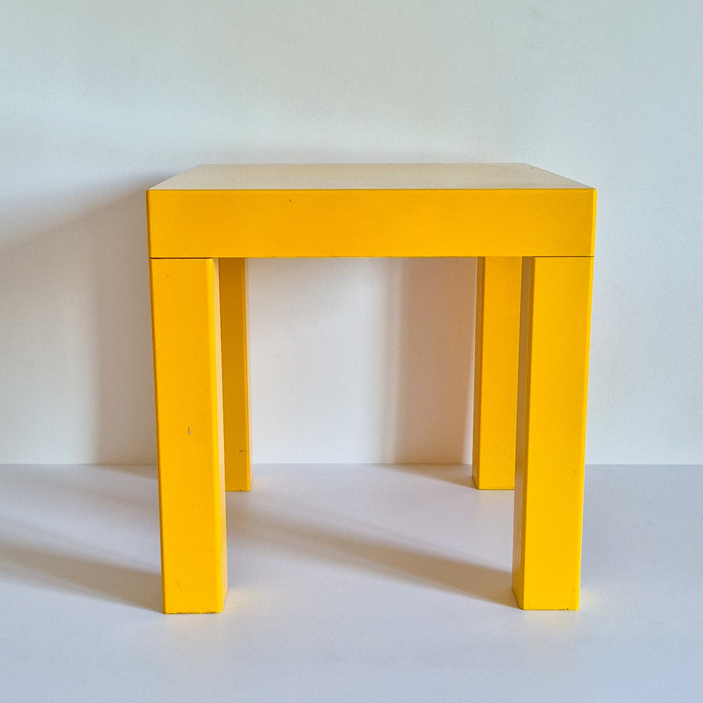 Table d'appoint jaune vintage