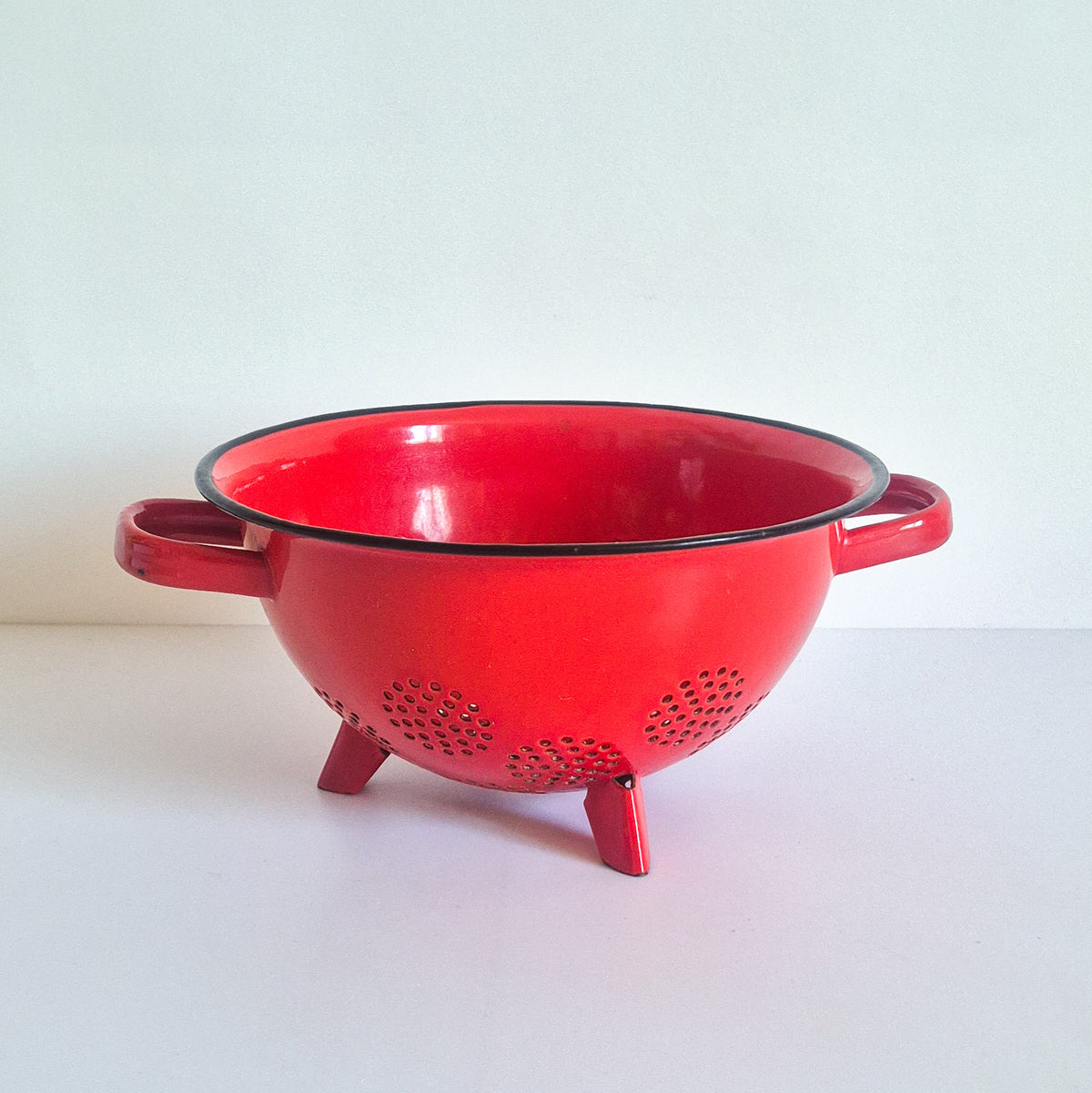 Passoire emaillée rouge vintage