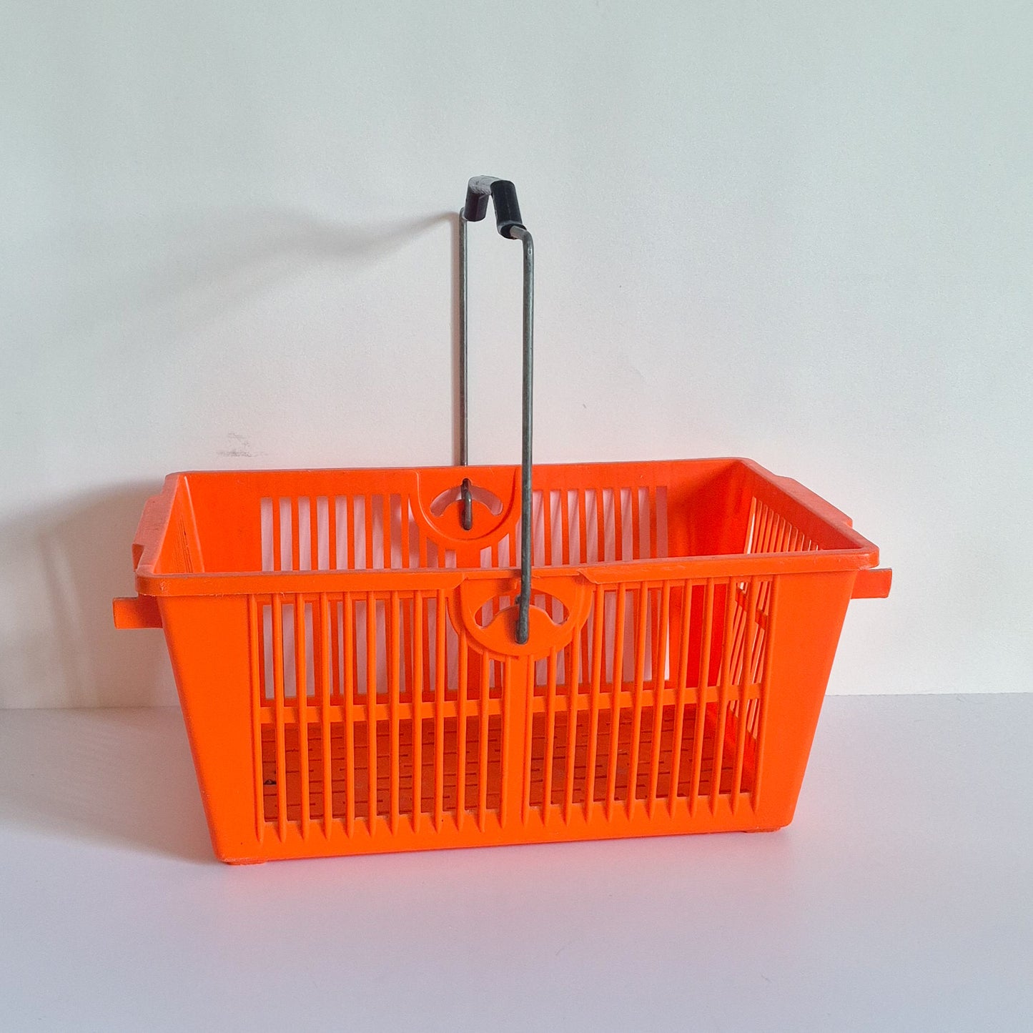 Panier en plastique orange vintage