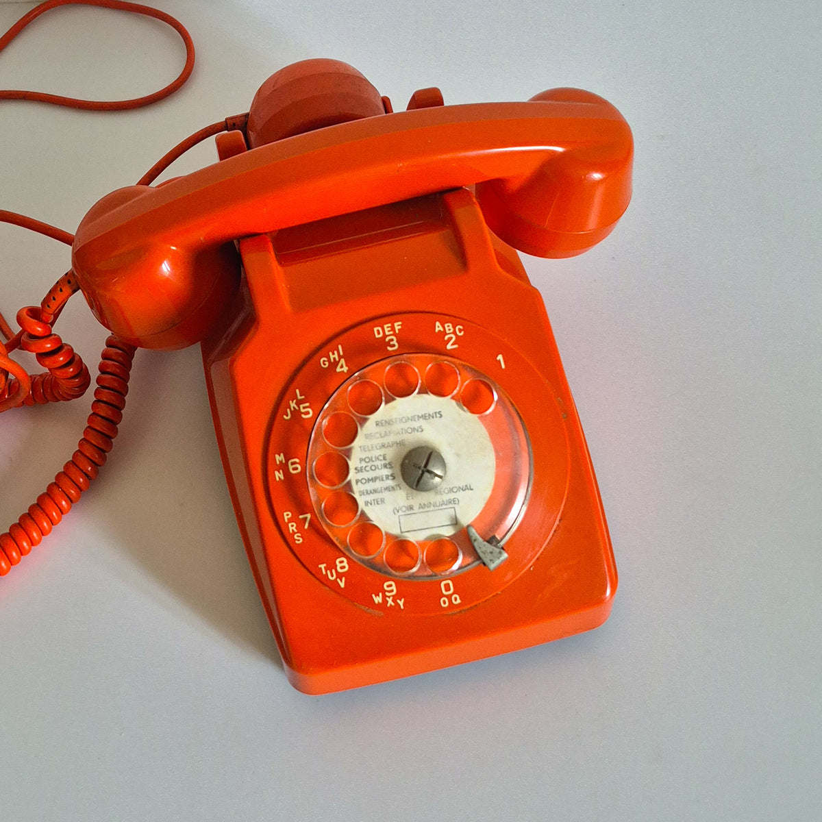 Téléphone à cadran orange vintage