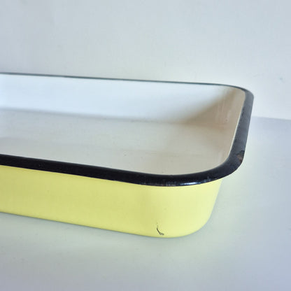Plat à four jaune pastel emaillé