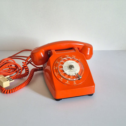 Téléphone à cadran orange vintage