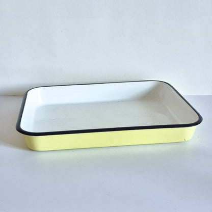 Plat à four jaune pastel emaillé