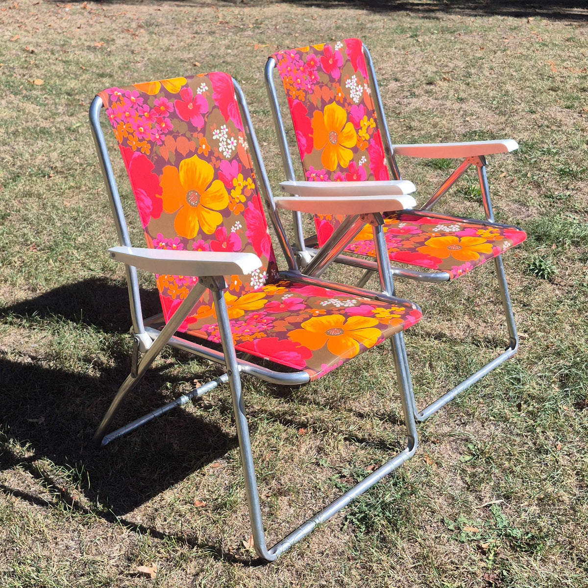 Chaise pliante fleurs orange et rose vintage - à l'unité