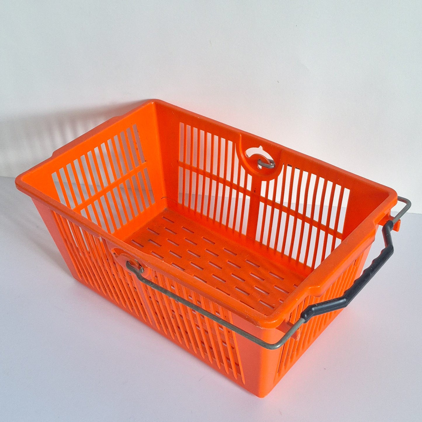 Panier en plastique orange vintage