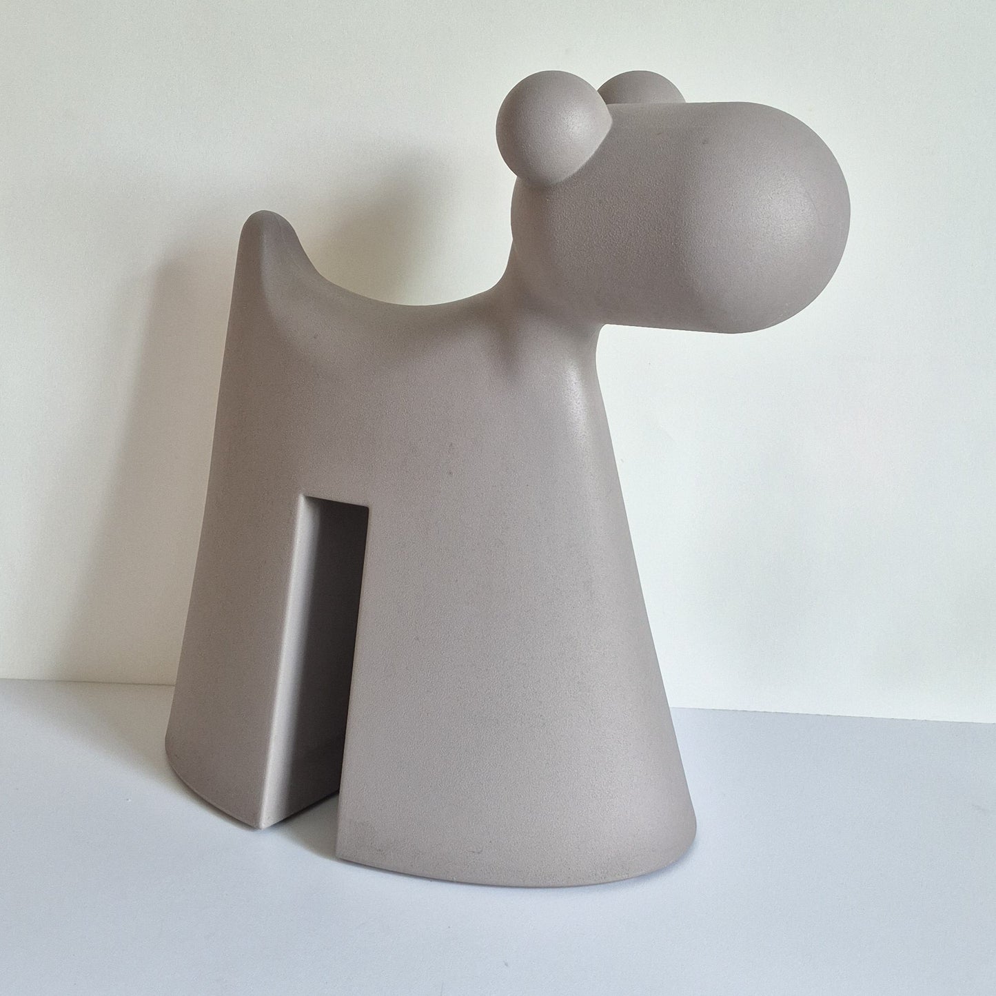 Chien sculpture "Doggy" design par Eero Aarnio pour Serralunga
