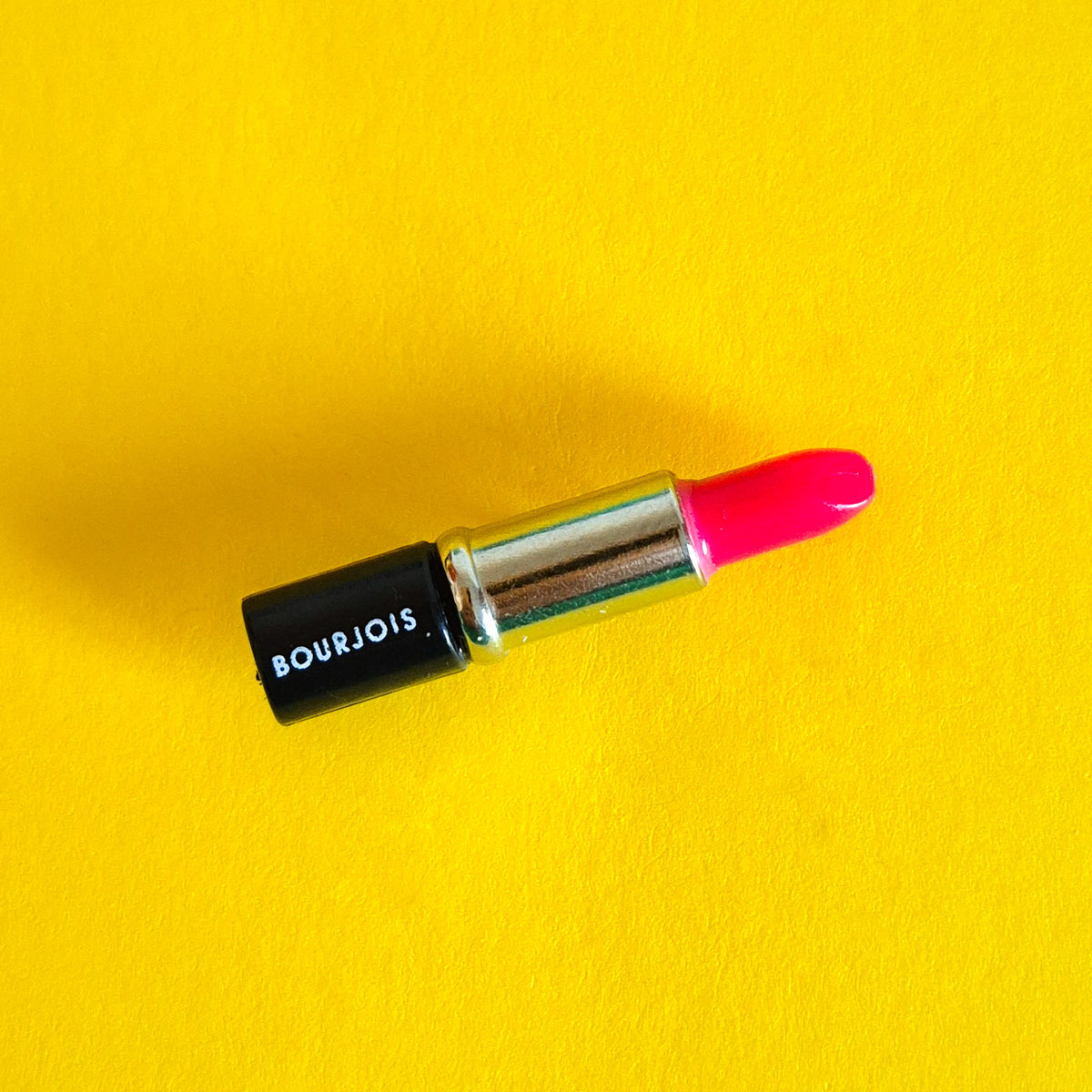 Pin's publicitaire cosmétique vintage - a l'unité