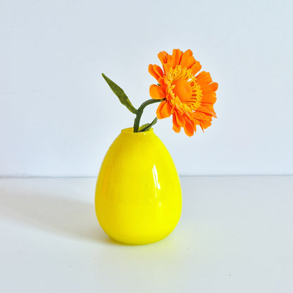 Mini vase jaune en verre soufflé vintage