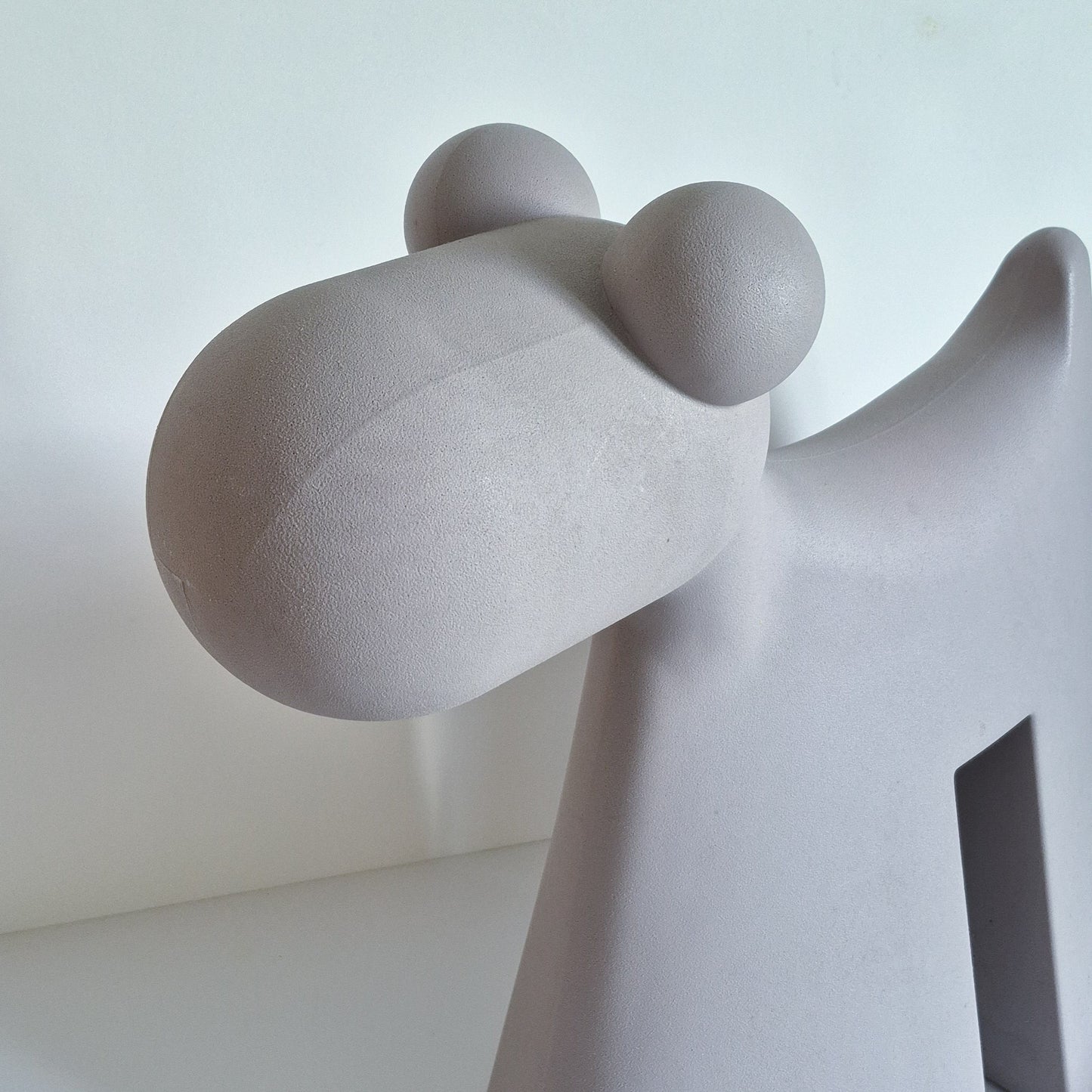 Chien sculpture "Doggy" design par Eero Aarnio pour Serralunga