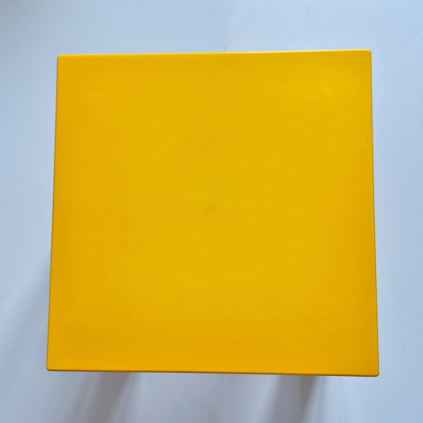 Table d'appoint jaune vintage