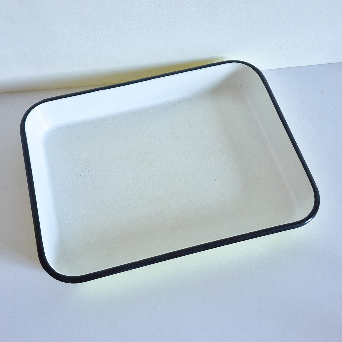 Plat à four jaune pastel emaillé