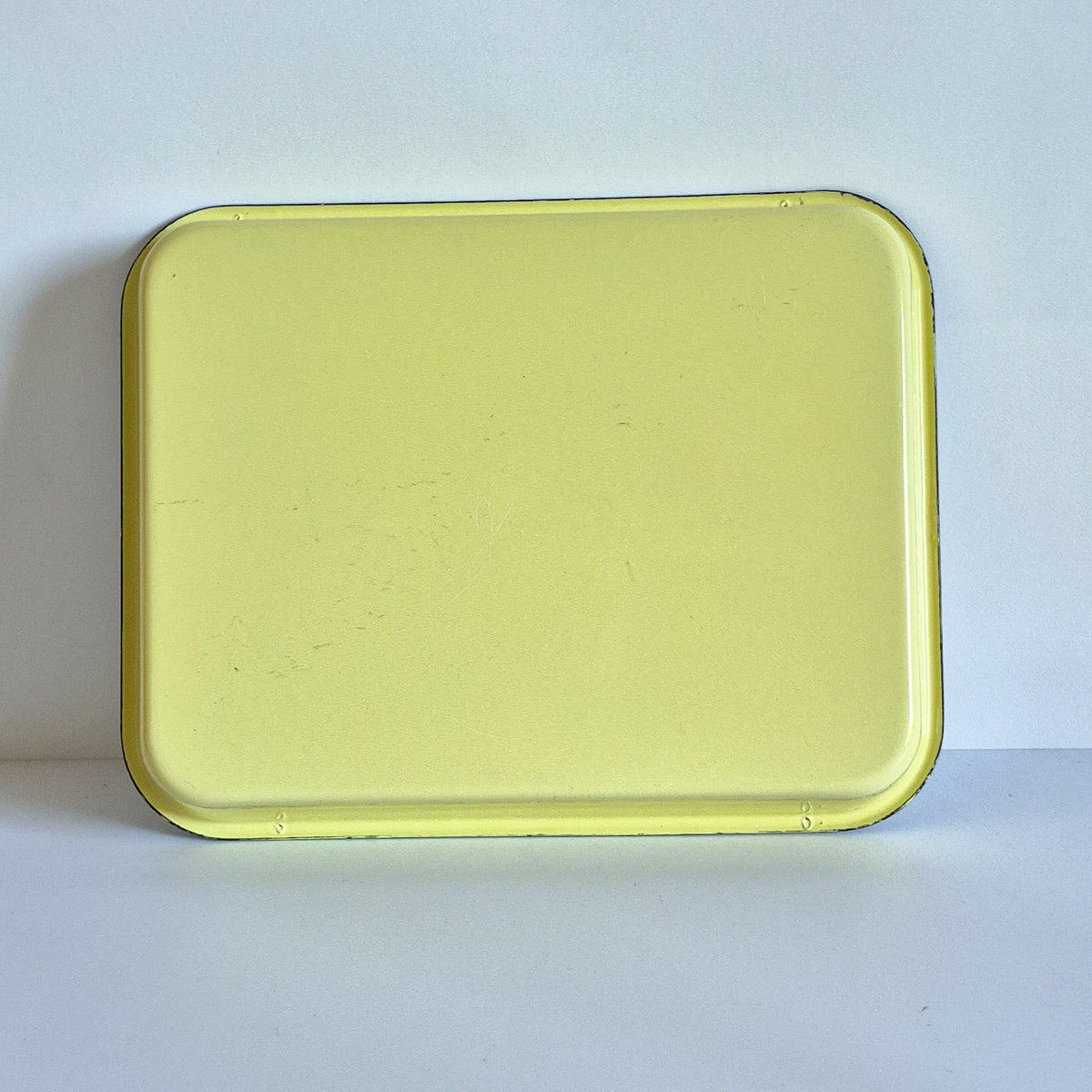 Plat à four jaune pastel emaillé